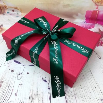 Il Natale colpisce con forza il cartone ondulato magenta dei contenitori di imballaggio del regalo di CMYK