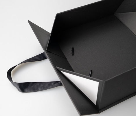 157gsm Art Paper Black Gift Box con l'imballaggio magnetico rigido pieghevole del coperchio
