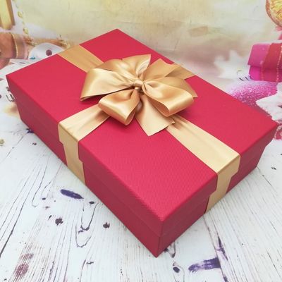 Il Natale colpisce con forza il cartone ondulato magenta dei contenitori di imballaggio del regalo di CMYK